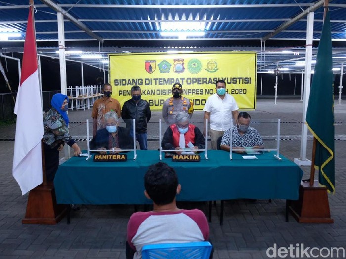 Agar Sidoarjo tidak kembali ke zona merah COVID-19, petugas gabungan dari Polri, TNI, Satpol PP dan Dishub diturunkan untuk memasifkan operasi yustisi.