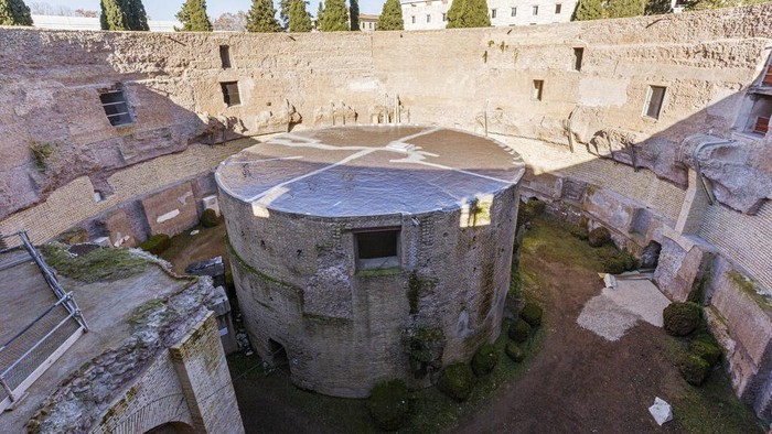 Penampakan Makam Melingkar Terbesar Dunia di Italia Mausoleum Kaisar I Roma, Octavianus Augustus, siap dibuka untuk umum setelah selesai dipugar. Mousoleum ini merupakan makam melingkar terbesar di dunia.