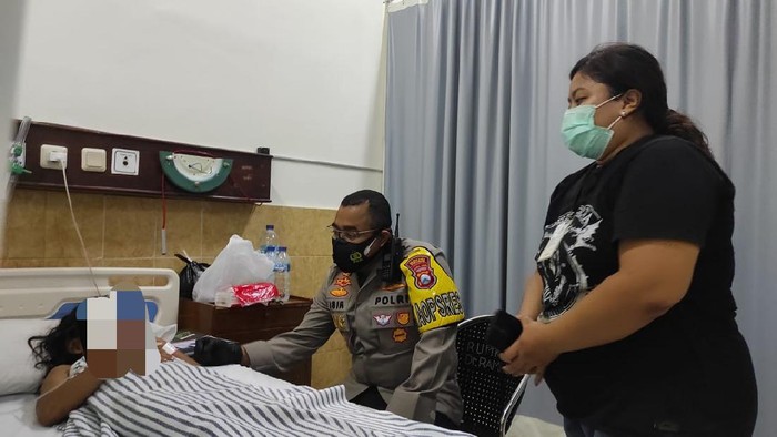 Seorang wanita dan putrinya menjadi korban jambret di Jalan Tidar, Sawahan, Surabaya pada Jumat (18/11) malam. Sang putri mengalami luka berat akibat terjatuh saat kejadian.