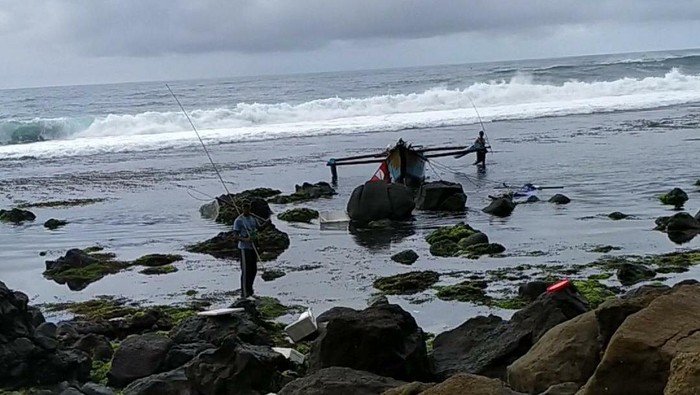 Perahu nelayan Pacitan terbalik dihantam Ombak di perairan Pantai Wawaran, Kecamatan Kebonagung. Seorang nelayan bernama Fendi, warga Jawa Barat tewas.
