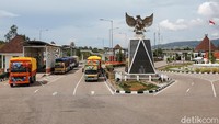 Sebelum ada PLBN Motamasin, kondisi jalan masih cukup memprihatinkan dan sulit untuk diakses kendaraan bermotor. Namun sejak Presiden Jokowi membangun jalan Sabuk Merah dari Belu hingga Malaka, kini akses jalan pun kian membaik.