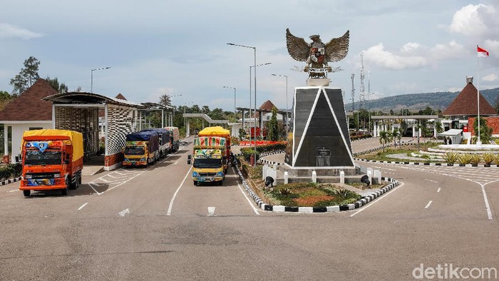 Berkunjung ke Kabupaten Malaka, NTT, belum lengkap rasanya jika tak singgah PLBN Motamasin. Pos yang menjadi pintu gerbang Indonesia dan Timor Leste ini memang menjadi bangunan termegah di Malaka.
