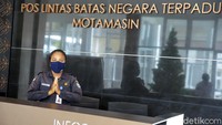 Petugas selalu ramah menyambut warga yang akan keluar masuk Indonesia-Timor Leste.