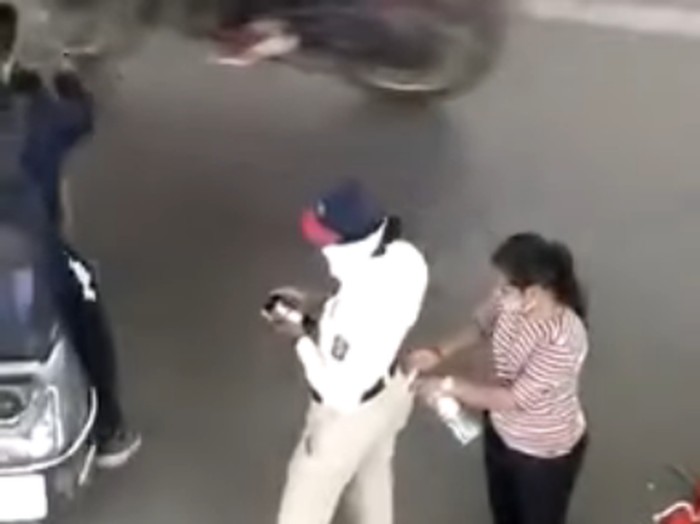 Polisi terima uang suap dari pelanggar lalu lintas di India.