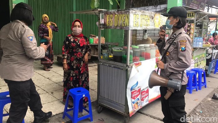 Polres Pelabuhan Tanjung Perak terus melakukan operasi yustisi untuk menekan penyebaran COVID-19 di Surabaya. Tim Polwan disiapkan khusus untuk terjun ke kelurahan dan kecamatan, memberikan imbaun soal protokol kesehatan.