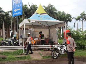 Operasi Kemanusiaan, Polisi Tes Rapid Warga yang Keluar-Masuk Via Soetta