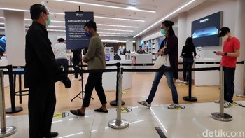 Warga mengantre untuk masuk iBox di Senayan City, Jakarta Selatan, untuk membeli iPhone 12 atau sekadar melihat-lihat.