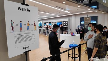 Suasana ramai ini kontras dengan sudut-sudut lain di mall ini.