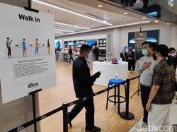 Potret Para Pembeli iPhone 12 di Senayan City