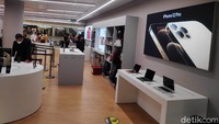 Warga mengantre untuk masuk ke Tenant Ibox kawasan Mall Senayan City, Jakarta Selatan, Sabtu (19/12). Sejak rilis penjualan perdana IPhone 12 di Indonesia pada Jumat kemarin (18/12), tampak di hari kedua ini pengunjung cenderung cukup ramai untuk melihat dan membeli IPhone 12.