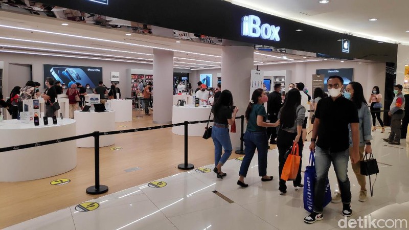 Warga mengantre untuk masuk ke Tenant Ibox kawasan Mall Senayan City, Jakarta Selatan, Sabtu (19/12). Sejak rilis penjualan perdana IPhone 12 di Indonesia pada Jumat kemarin (18/12), tampak di hari kedua ini pengunjung cenderung cukup ramai untuk melihat dan membeli IPhone 12.