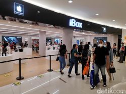 Potret Para Pembeli iPhone 12 di Senayan City