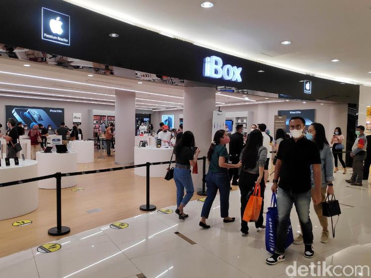 Potret Para Pembeli iPhone 12 di Senayan City