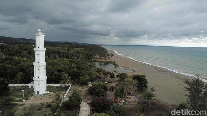 Potret Mercusuar di Perbatasan RI-Timor Leste Selain Pos Lintas Batas Negara, Motamasin di Kabupaten Malaka juga memilik mercusuar. Mercusuar tersebut dikelola oleh Kementerian Perhubungan Laut.