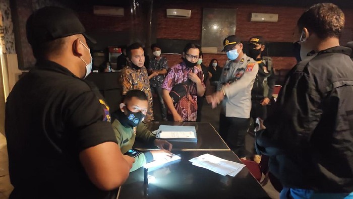 Sebuah tempat hiburan malam di Surabaya dirazia petugas gabungan. Ada 10 pekerja yang dites swab dan kena tipiring.
