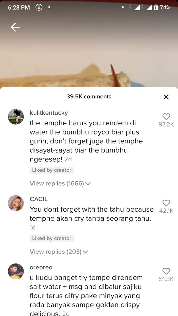 Ribuan Netizen Indonesia Beri Saran Kocak Untuk Bule yang Ngemil Tempe