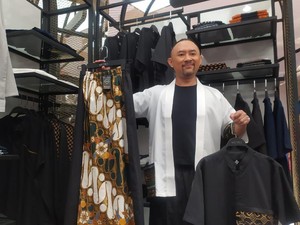Berawal dari Iseng, Ronal Surapradja Rambah Bisnis Fashion