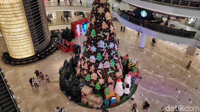 Semarak Natal dan Tahun Baru sudah terasa di pusat perbelanjaan. Seperti yang terlihat di Senayan City, pohon Natal raksasa sudah menghiasi pusat perbelanjaan tersebut.