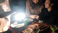 Dinner in the dark, Pevita dan temannya menikmati makanan dengan konsep gelap-gelapan. Wah kira-kira makanannya salah suap nggak ya? Serasa makan saat mati lampu. Foto: Instagram @pevpearce