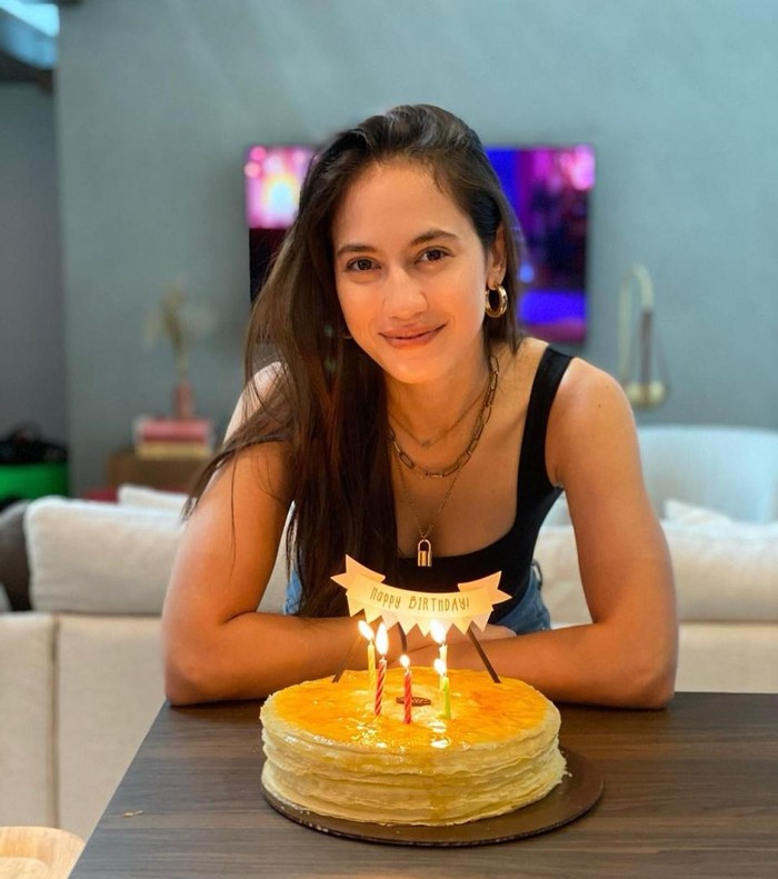 Si Cantik Pevita Pearce yang Hobi Belanja ke Pasar Tradisional