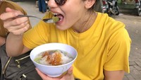 Nyam! Semangkuk es campur pinggir jalan tengah dinikmati Pevita. Ia tak gengsi saat menyuapkan es sekaligus dalam jumlah banyak.  Foto: Instagram @pevpearce