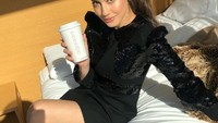 Kopi hangat jadi pilihan Pevita Pearce saat bersantai. Starbucks tampaknya punya menu racikan yang bikin Pevita tergoda. Foto: Instagram @pevpearce