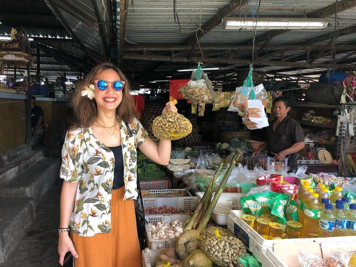 Si Cantik Pevita Pearce yang Hobi Belanja ke Pasar Tradisional