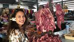 Si Cantik Pevita Pearce yang Hobi Belanja ke Pasar Tradisional