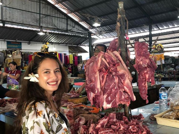 Si Cantik Pevita Pearce yang Hobi Belanja ke Pasar Tradisional