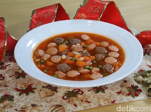 Slurpp! Gurih Segar Sup Merah Bola Daging dan Sosis