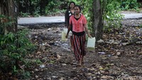 Seperti diketahui, sebagian besar warga di NTT masih sulit mendapatkan air bersih. Pemerintah Provinsi NTT menjanjikan jika air bersih sudah bisa diakses oleh masyarakat pada 2021. detikcom bersama BRI mengadakan program Tapal Batas yang mengulas mengenai perkembangan infrastruktur, ekonomi, hingga wisata di beberapa wilayah terdepan khususnya di masa pandemi. Untuk mengetahui informasi dari program ini ikuti terus beritanya di tapalbatas.detik.com!