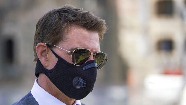 FILE - In this Tuesday, Oct. 13, 2020 file photo, actor Tom Cruise wears a face mask to prevent the spread of COVID-19 as he greets fans during a break from shooting Mission Impossible 7, along Rome's Fori Imperiali avenue. Tom Cruise has launched an expletive-laden rant at colleagues on the set of his latest 