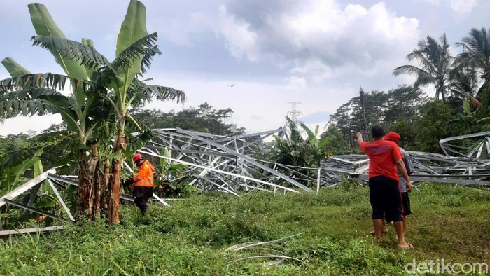 Tower SUTET di Kabupaten Semarang roboh, Sabtu (19/12/2020).