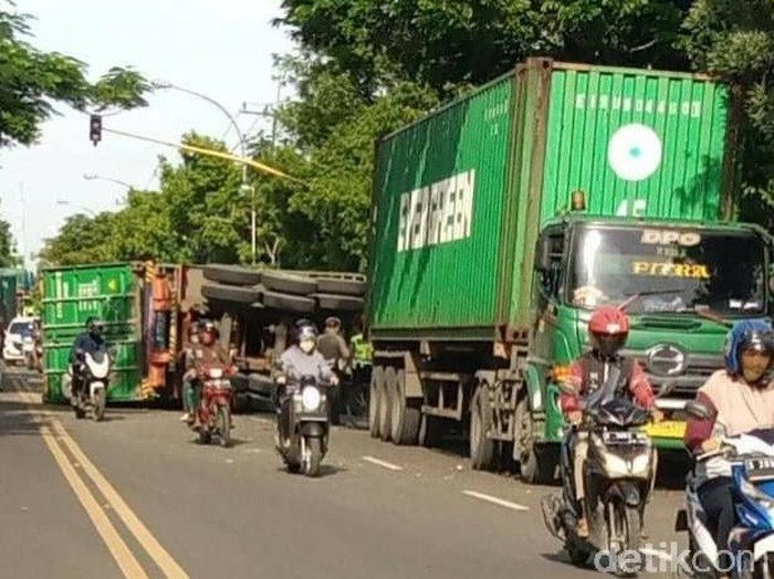Kecelakaan tunggal terjadi di Lamongan. Truk kontainer terguling dan melintang di jalan arah Lamongan-Gresik.
