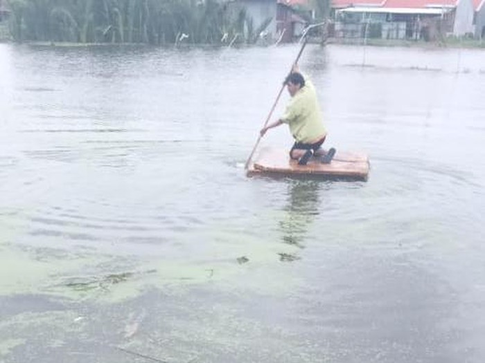 Viral kurir antar paket untuk pelanggan gunakan rakit karena banjir di Makassar, Sulsel.
