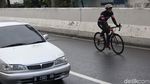 Aksi Berbahaya Pesepeda Gowes di JLNT Casablanca