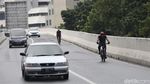 Aksi Berbahaya Pesepeda Gowes di JLNT Casablanca