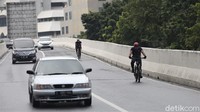 Kondisi angin yang kencang membuat kawasan JLNT Casablanca rawan dilintasi oleh pesepeda maupun pemotor.