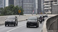 Tak hanya pesepeda, sejumlah pemotor juga terlihat melintasi jalan layang tersebut.