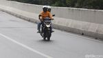 Aksi Berbahaya Pesepeda Gowes di JLNT Casablanca