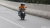 Foto: Agung Seorang pengendara motor melintasi kawasan JLNT Casablanca, Minggu (20/12/2020).