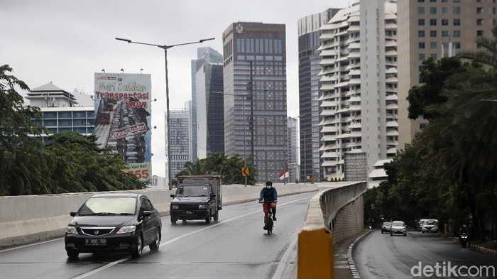 Sejumlah pesepeda melintasi JLNT Casablanca, Jakarta. Meski berbahaya, tak sedikit pula pemotor yang turut melintasi JLNT tersebut.