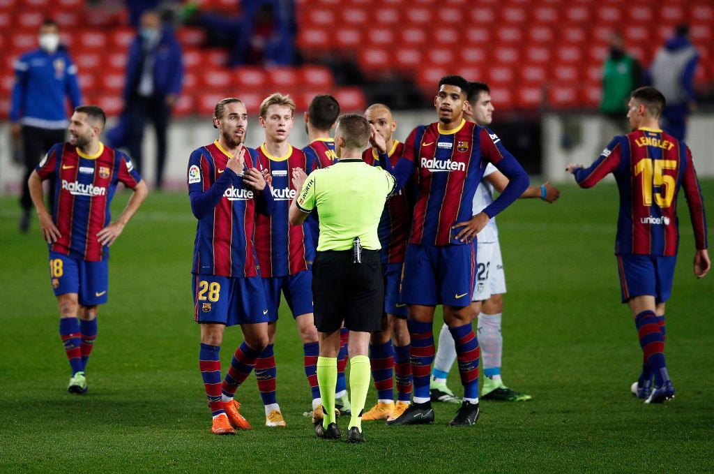 Barcelona BARCELONA, SPAIN - DECEMBER 19: Oscar Mingueza, Frenkie de Jong, Martin Braithwaite and Ronald Araujo of Barcelona talk to referee Alejandro Hernández Hernández during the La Liga Santander match between FC Barcelona and Valencia CF at Camp Nou on December 19, 2020 in Barcelona, Spain.Sporting stadiums around Spain remain under strict restrictions due to the Coronavirus Pandemic as Government social distancing laws prohibit fans inside venues resulting in games being played behind closed doors. (Photo by Eric Alonso/Getty Images)