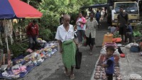 Tak heran saat hari Kamis tiba pasar itu ramai oleh aktivitas jual-beli antara pedagang dan pembeli.