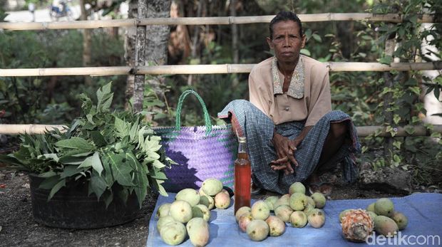 Pasar Alas Abang di Kabupaten Malaka, NTT, tak pernah sepi dari aktivitas jual-beli setiap hari Kamis. Pasalnya pasar itu hanya buka seminggu sekali tiap Kamis.
