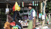 Ada pula pedagang yang menjual beragam perabotan rumah tangga seperti sapu hingga peralatan makan dan memasak.