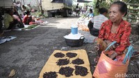Di salah satu sudut pasar terlihat seorang pedagang menjual beras dan beragam rempah-rempah.  