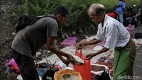 Pasar yang buka setiap Kamis mulai pukul 06.00 hingga 12 siang itu pun kerap didatangi warga yang hendak membeli beragam kebutuhan pokok untuk persediaan selama beberapa hari ke depan.