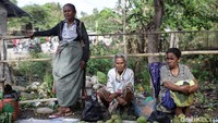 Sejumlah pedagang terlihat menjajakan buah-buahan hingga cabai merah di Pasar Alas Abang, Kabupaten Malaka, Timor Tengah Selatan, NTT.