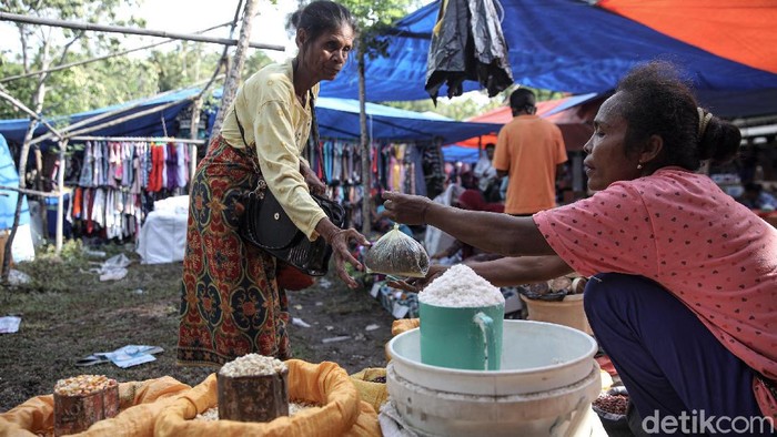 Pasar Alas Abang di Kabupaten Malaka, NTT, tak pernah sepi dari aktivitas jual-beli setiap hari Kamis. Pasalnya pasar itu hanya buka seminggu sekali tiap Kamis.